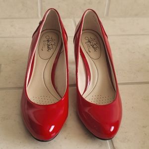 Life Stride apple red patent leather pumps 8.5
